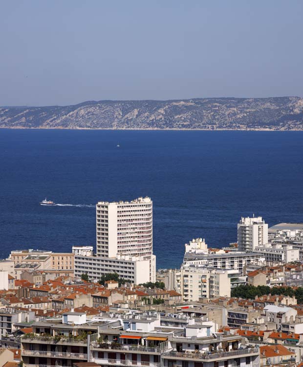 Vue depuis les hauteurs, la mer Méditerranée à l'arrière-plan