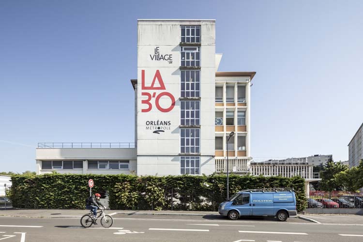 Façade latérale depuis la route