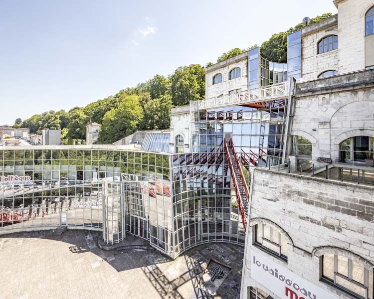 Façade principale, vue en diagonale depuis les hauteurs