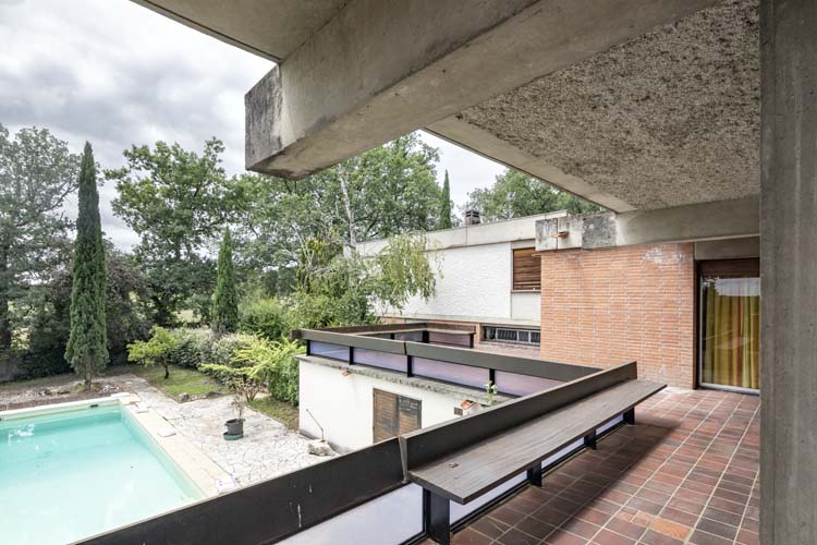 Jardin et piscine depuis le balcon du premier étage