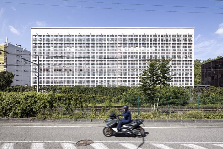 Façade arrière, vue depuis la route