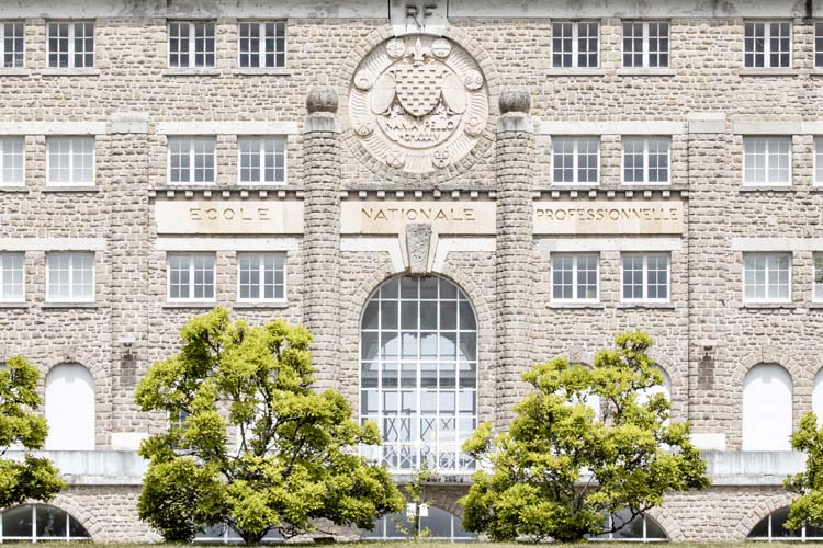 Détail de la façade : inscription sculptée en creux "Ecole nationale professionnelle"