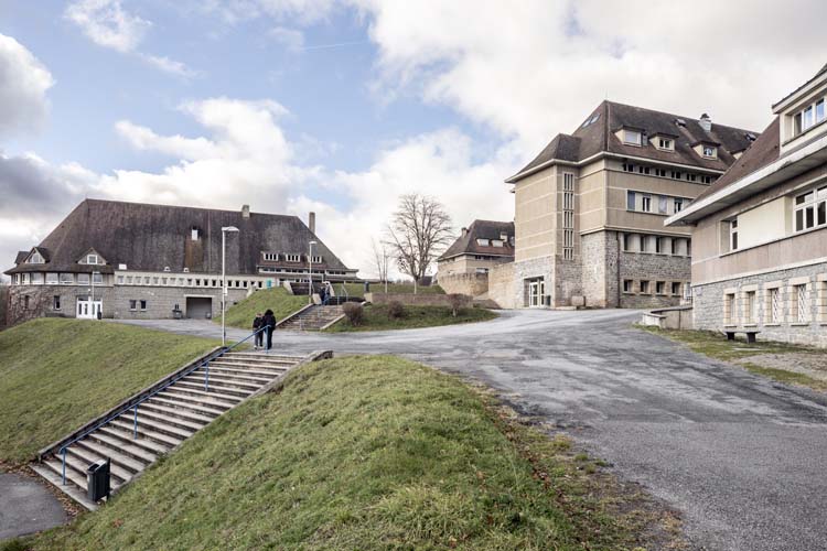 Extérieurs, plusieurs bâtiments