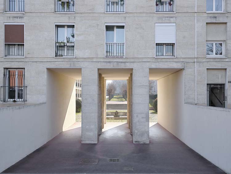 Portique sous immeuble menant au mail planté