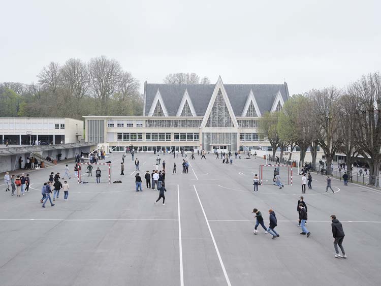 Cour de l’école, chapelle à l’arrière-plan