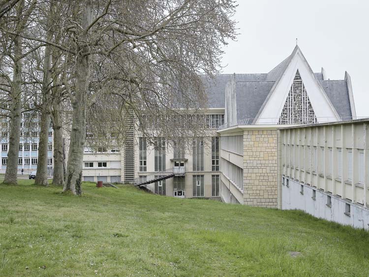 Chapelle : vue d’une façade latérale depuis un talus