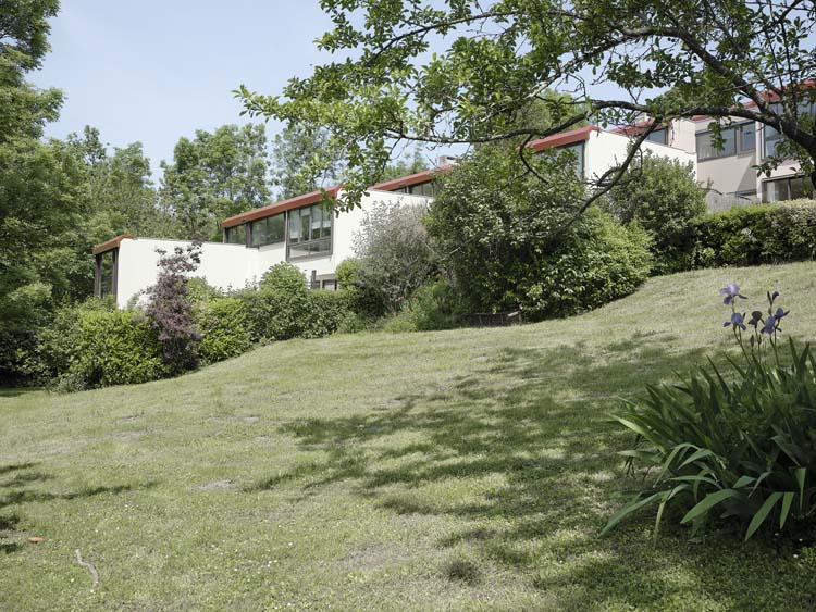 Maisons échelonnées sur terrain en pente