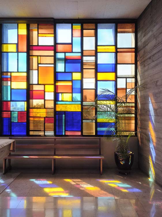 Vitraux abstraits ; Vue de l’intérieur, derrière l’autel