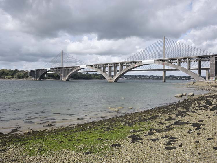 Vue d’ensemble du pont enjambant l’Elorn