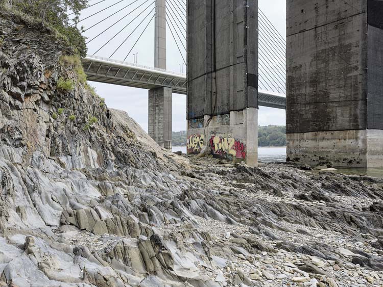 Détail des piles depuis la rive ; A l’arrière-plan, le pont de l’Iroise