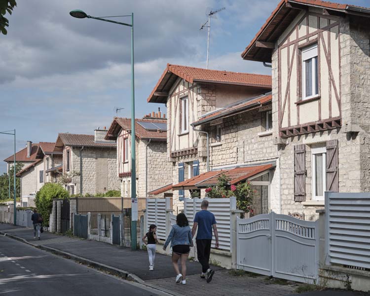 Depuis la rue, alignement de façades