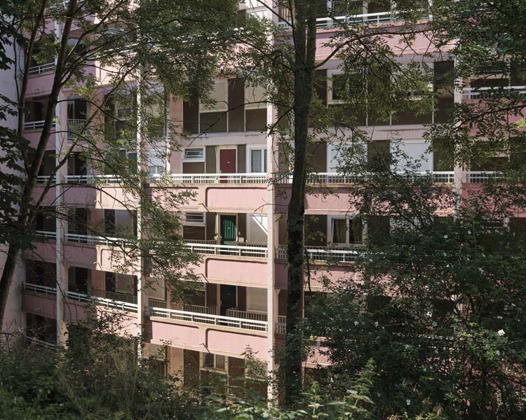 Détail de façade, derrière des arbres