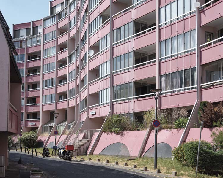 Vue des bâtiments sur plan courbe depuis la rue