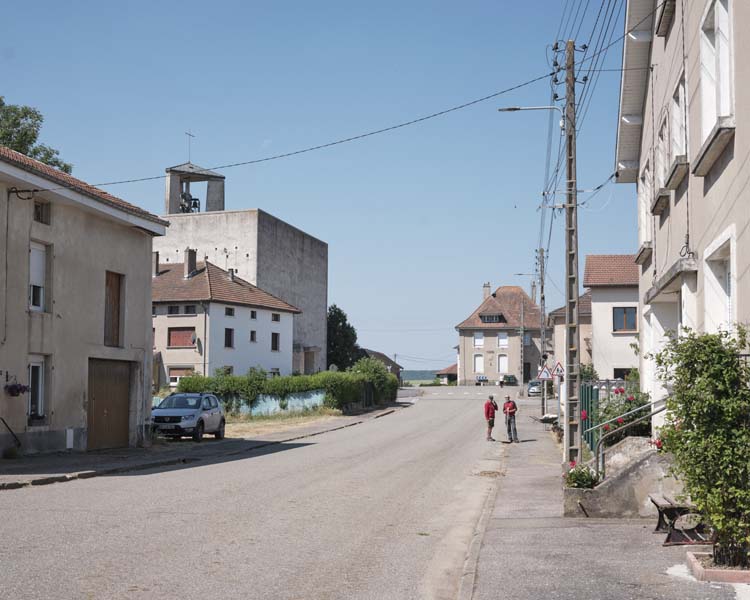 Rue, église à l’arrière-plan