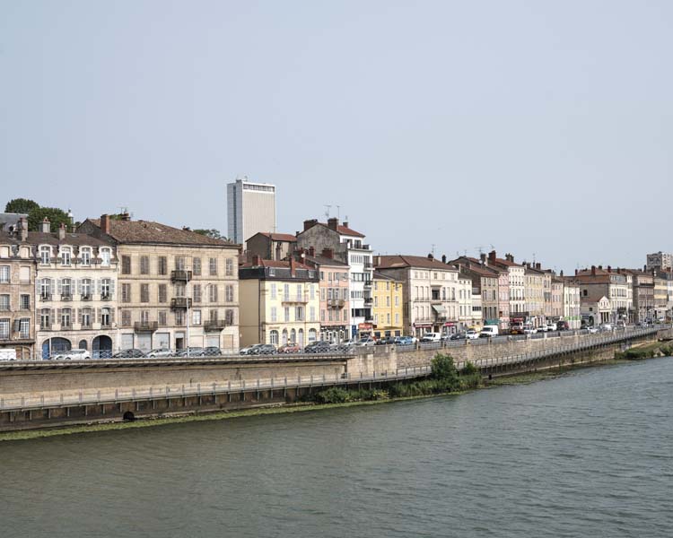 Vue de la ville depuis les quais de la Saône, la tour des archives en arrière-plan