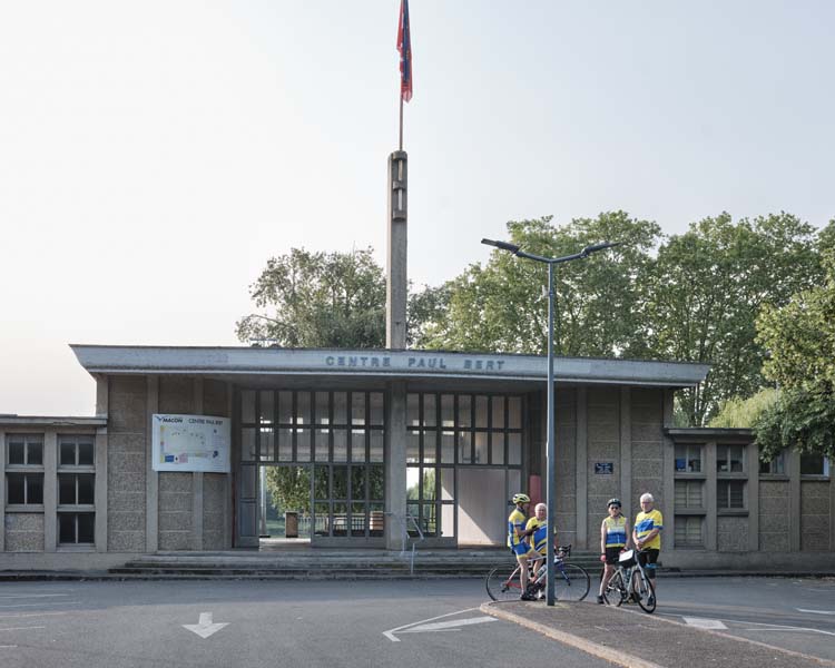 Entrée monumentale, cyclistes au premier plan