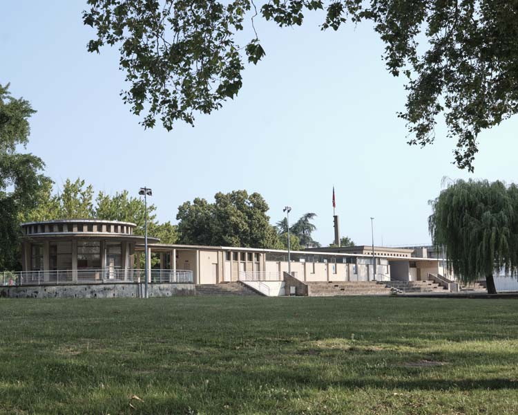 Long portique sud intégrant vestiaire et bar-restaurant
