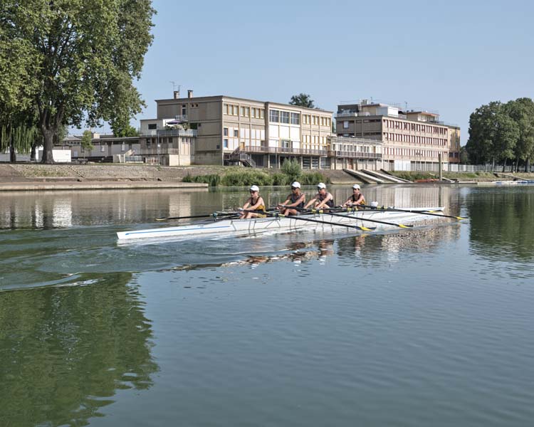 Equipe d’aviron, centre nautique à l’arrière-plan