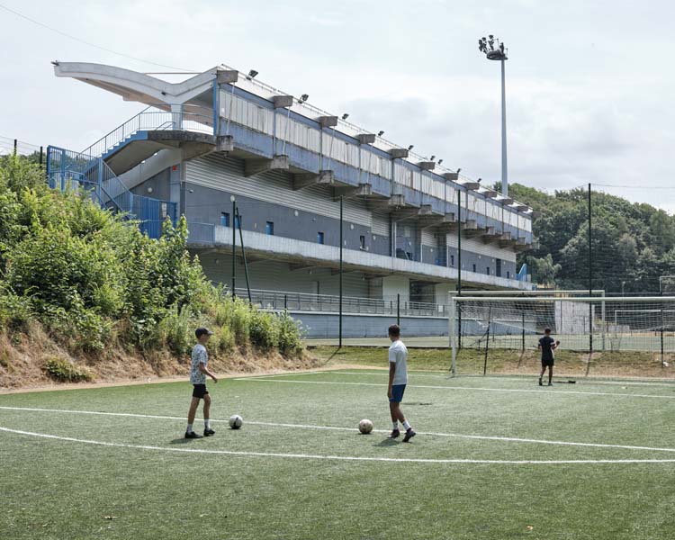 Façade arrière des gradins depuis un terrain de sport