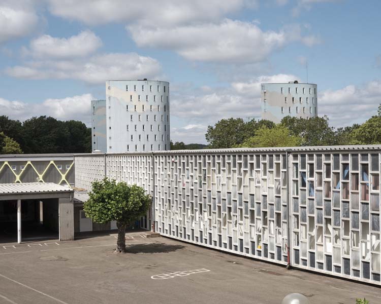 Vue de la cour de récréation, de l'école et de la cité du Wiesberg en arrière-plan