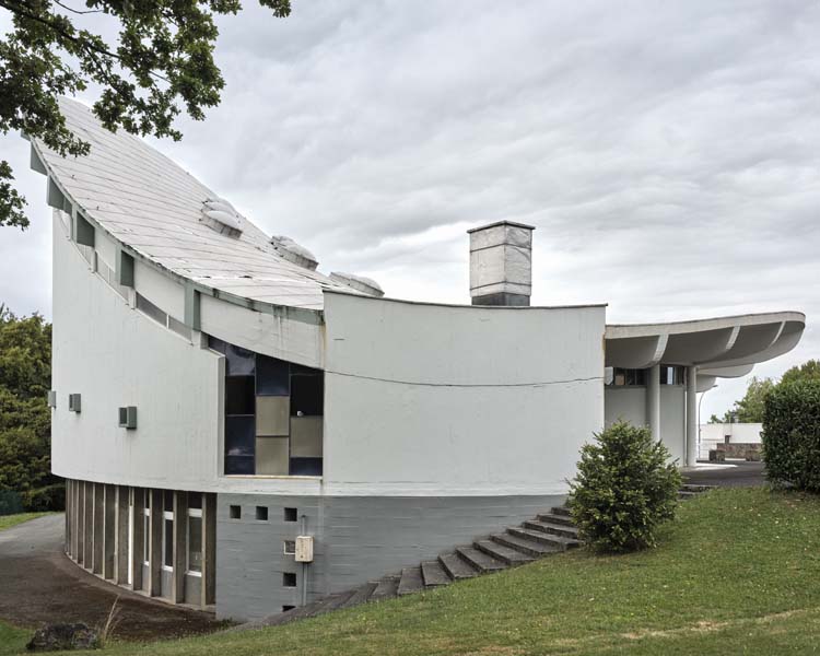 Vue latérale de l’église, et des salles paroissiales dans son soubassement