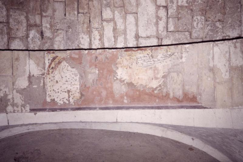 peinture monumentale,intrados de l'arc en plein cintre ouvrant sur l'abside : arrière train d'un âne (?) surmonté d'une croix, vue partielle