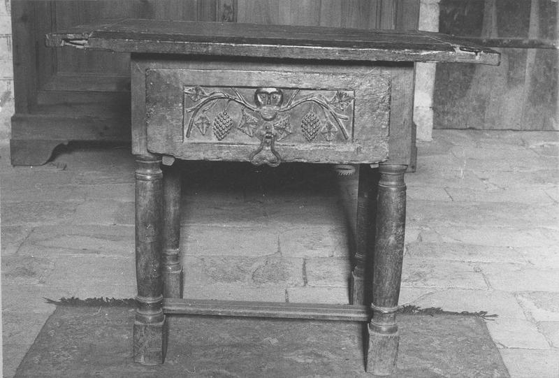 table, vue générale - © Ministère de la Culture (France), Médiathèque du patrimoine et de la photographie (objets mobiliers), tous droits réservés
