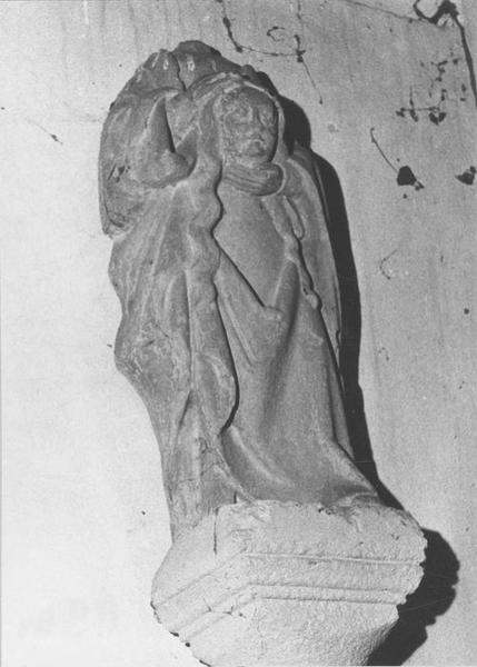 statue : sainte Valérie, vue générale
