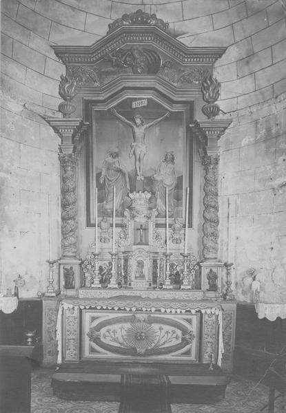 Autel, tabernacle, retable, bas-relief (maître-autel, tabernacle à ailes et dais d'exposition, retable architecturé) : Christ en croix entre la Vierge et saint Jean