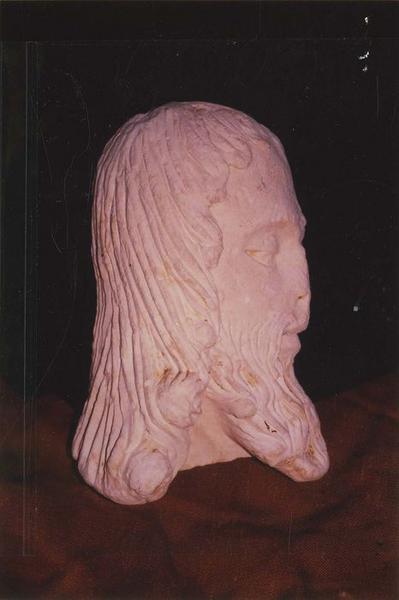 fragment de statue : tête de Christ, vue générale