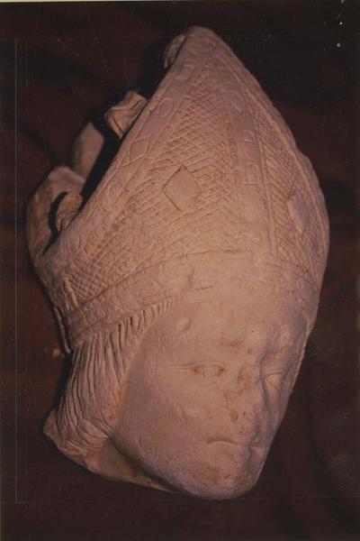 fragment de statue : tête d'évêque mitré, vue générale