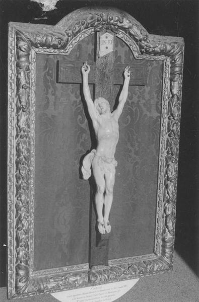 statue, cadre (statuette) : Christ en croix, dit crucifix, vue générale