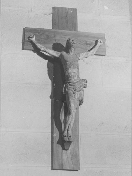 statue (demi-nature) : Christ en croix, vue générale