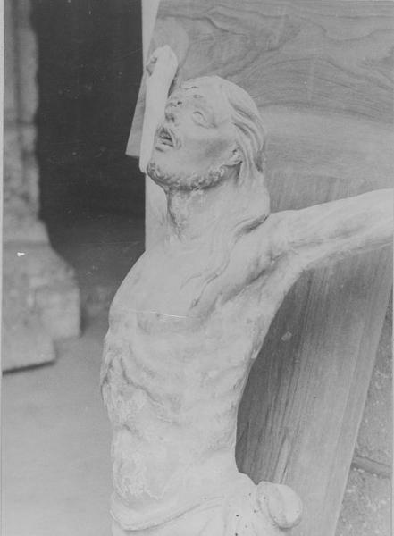 statue (demi-nature) : Christ en croix, détail