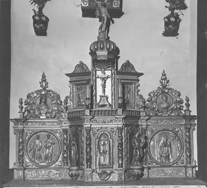 tabernacle, 2 statues (tabernacle à ailes et dais d'exposition, statuettes), du maître-autel, vue générale