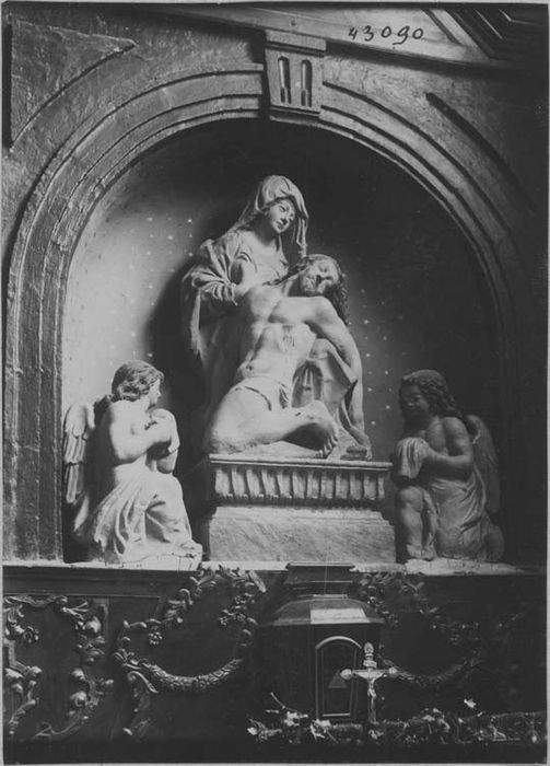 groupe sculpté : Vierge de Pitié, vue générale