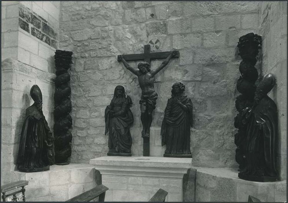 colonnes, statues : Saints évêques, Christ en croix, Vierge, saint Jean (Calvaire)