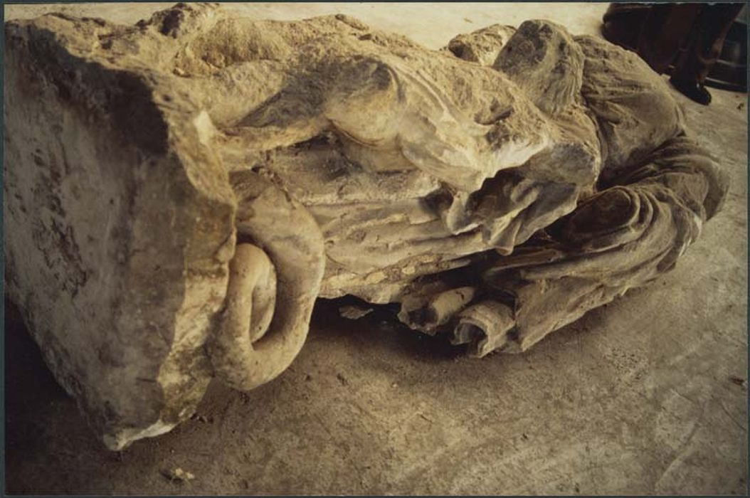 statue (fragment) : Vierge et l'Enfant