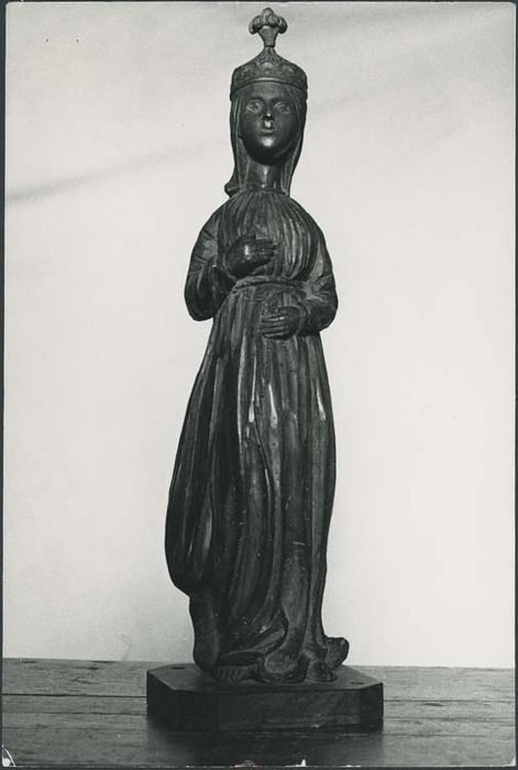 Statue : Vierge couronnée