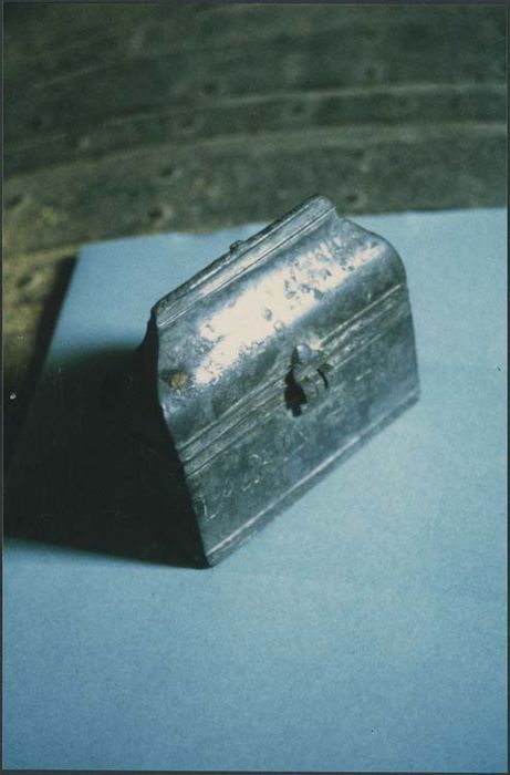 coffret aux saintes huiles contenant 3 ampoules aux saintes huiles et une ampoule à saint chrême - © Ministère de la Culture (France), Médiathèque du patrimoine et de la photographie, diffusion GrandPalaisRmn Photo