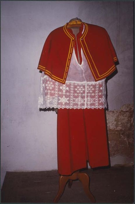 Camail, surplis et soutane (vêtements d'enfant de choeur)