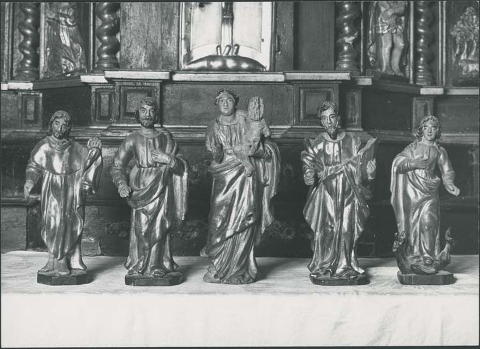 statues (statuettes)