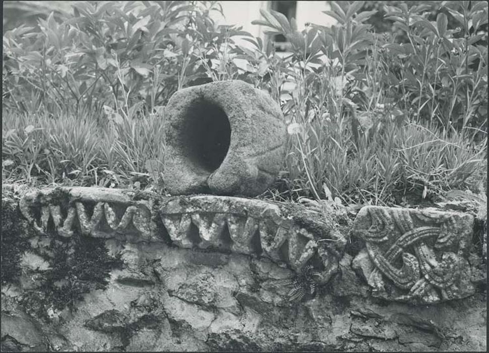 chapiteau, fragments de claveaux (voussoirs) - © Ministère de la Culture (France), Médiathèque de l'architecture et du patrimoine, Diffusion RMN-GP 