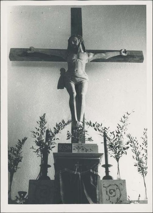 statue : Christ en croix