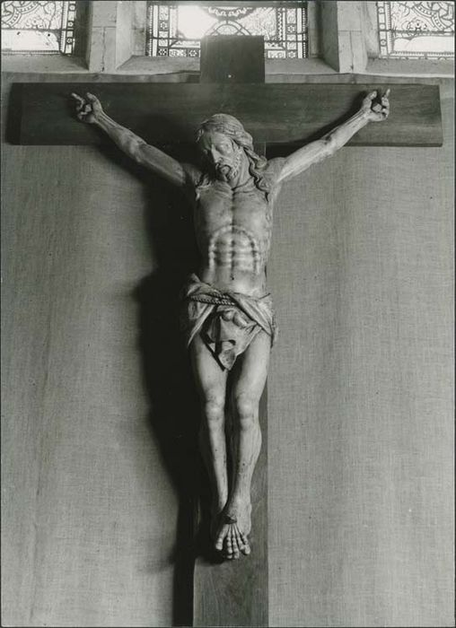 statue : Christ en croix