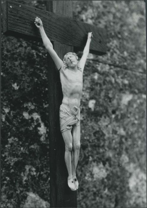 statue : Christ en croix