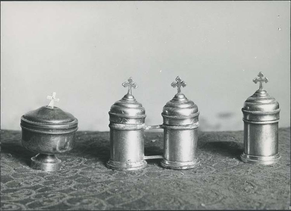 ciboire, ampoules aux saintes huiles