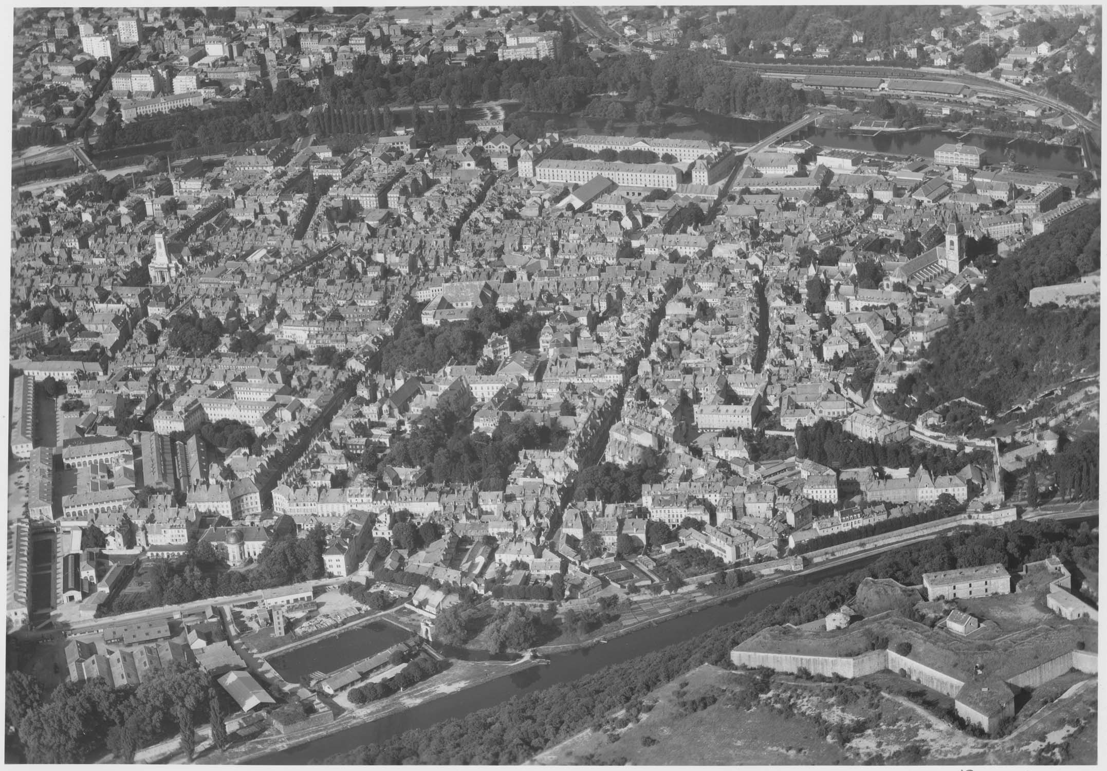 Vue du centre historique enserré dans la Boucle du Doubs depuis le bastion Brégille