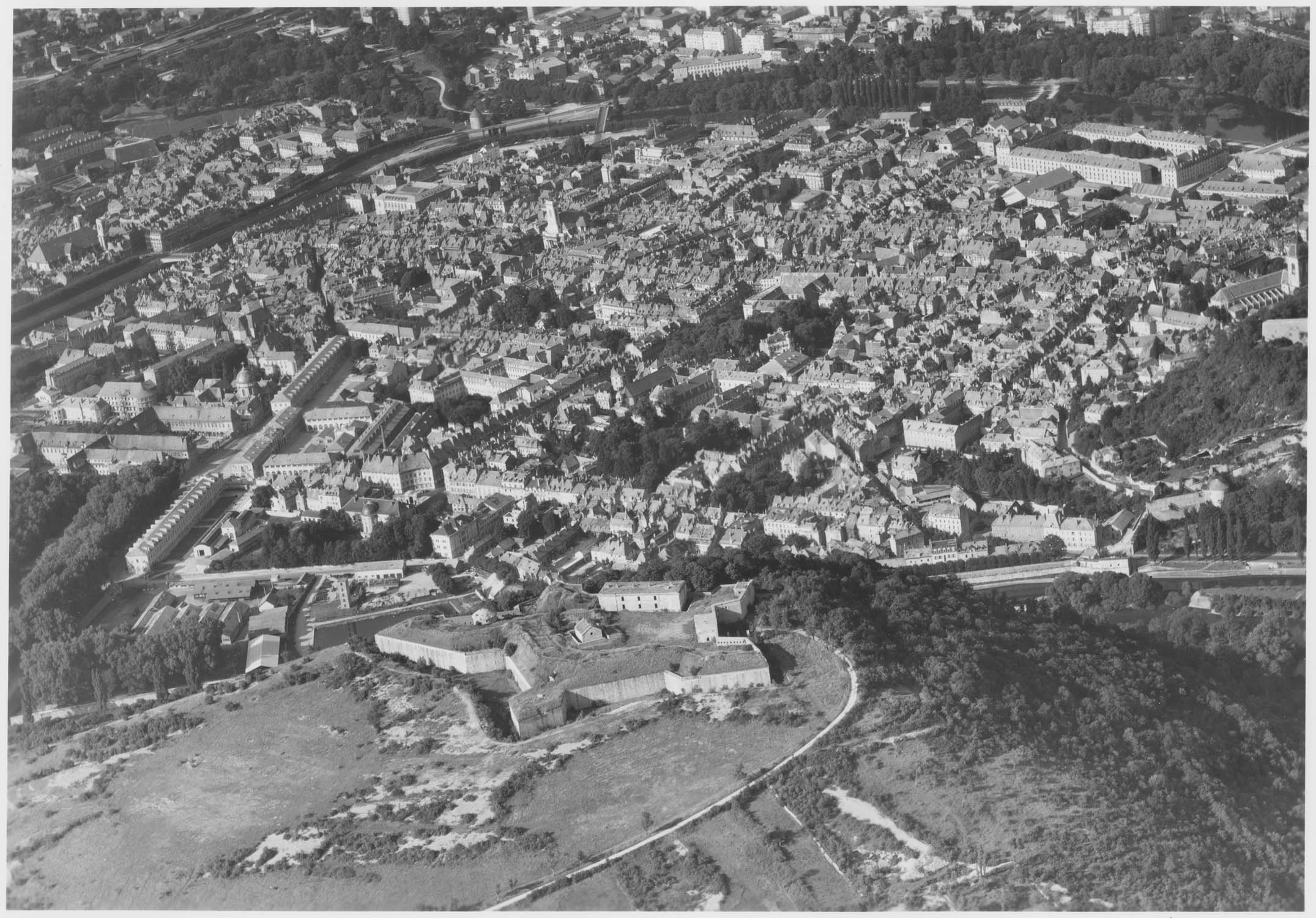 Vue du centre historique enserré dans la Boucle du Doubs depuis le bastion Brégille