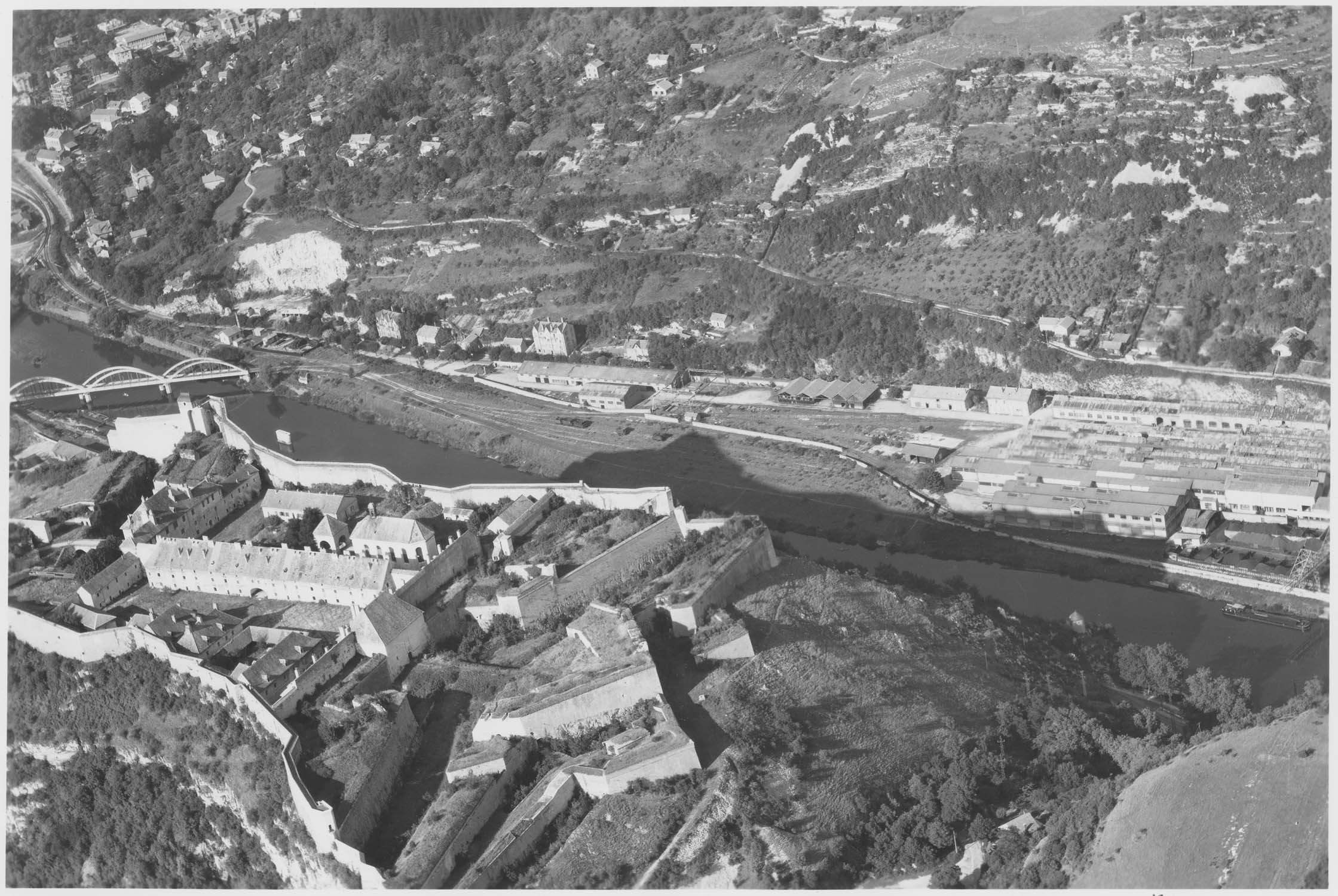 La citadelle et usine des Prés-de-Vaux